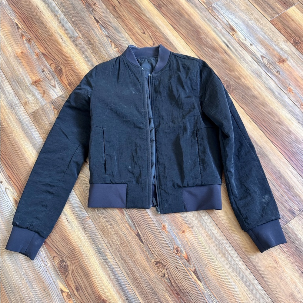 Lululemon, Reversible Bomber Jacket. Size 4 - Picture 9 of 10